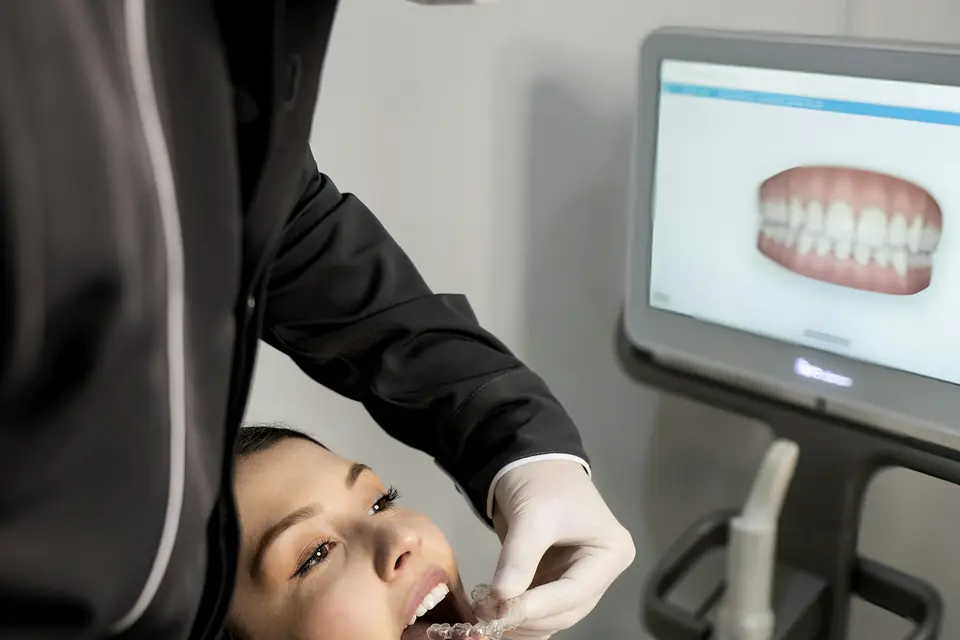 Dentista revisando a una paciente con un escáner intraoral