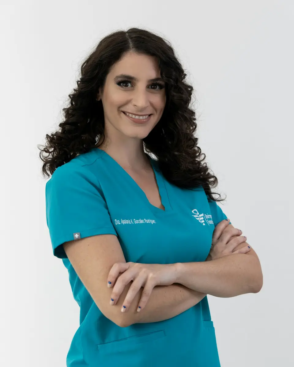 Profesional sanitaria sonriente con uniforme sanitario y brazos cruzados
