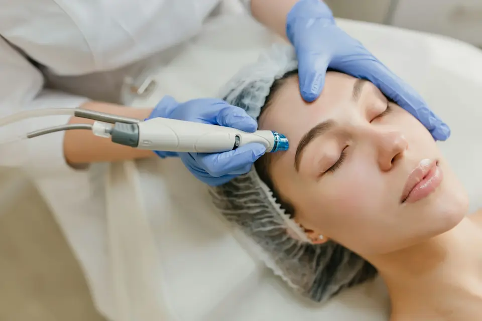Tratamiento facial realizado por una profesional con guantes